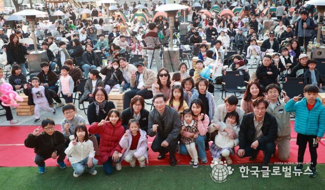 이상일 용인특례시장이 15일 용인포은아트홀 문화광장에서 열린 ‘2025 어텀라운지 페스티벌’에 참석해 시민과 소통의 시간을 갖고 있다