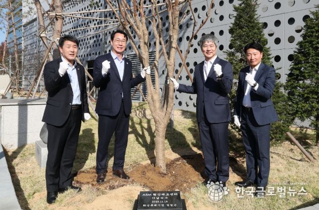 정명근 화성특례시장, 배정수 화성특례시의회 의장, 이영석 ASM코리아 대표가 기념 식수를 하고 기념촬영을 하고 있다