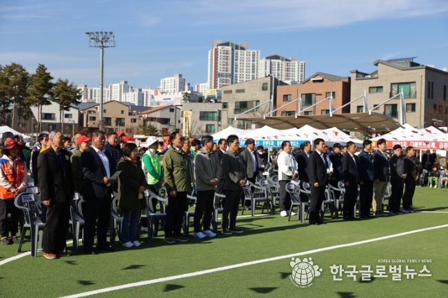 동탄9동 체육대회에 개회에 앞서 차성훈 동탄출장소장과 배정수 호성특례시 의회 의장 등 내빈과 참가자들이 국민의례를 하고 있다