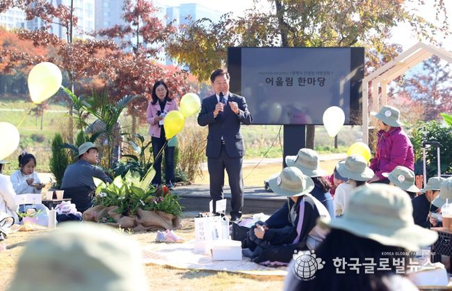 박승원 광명시장이 지난 15일 안양천 지방정원 시범구간에서 개최한 '정원 어울림 한마당'에 참석해 인사말을 하고 있다.