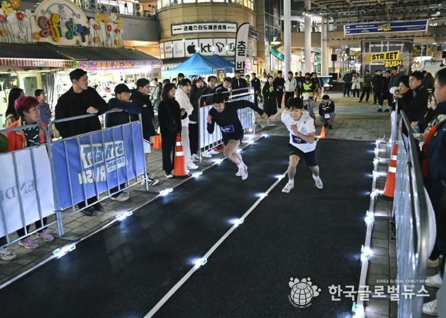 ‘2025 고양 스트릿 러쉬 in 라페스타’50m 레이스에서 참가자들이 경기를 펼치고 있다.