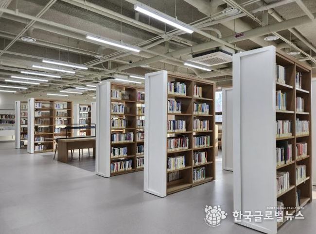 구성도서관 서가