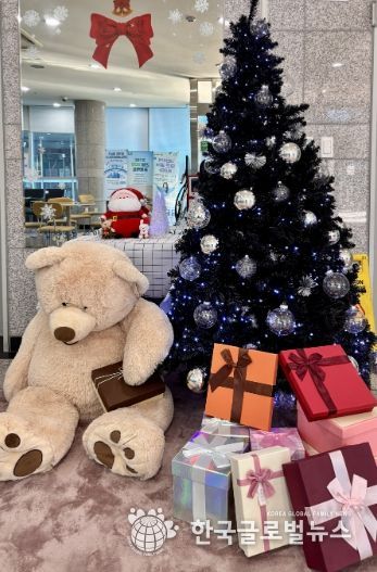 광명시 철산3동 행정복지센터는 연말연시를 맞아 주민들이 따뜻하고 희망찬 분위기 속에서 민원 서비스를 이용할 수 있도록 청사 내·외부에 크리스마스 장식을 설치했다고 19일 밝혔다.