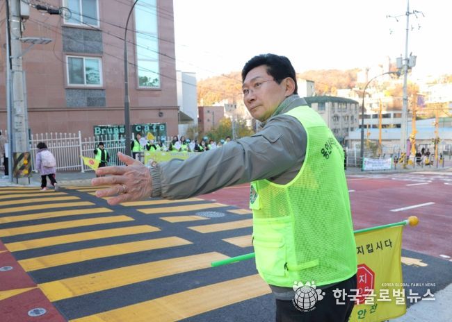 19일 교동초 앞에서 이상일 시장이 교통지도 봉사를 하고 있다