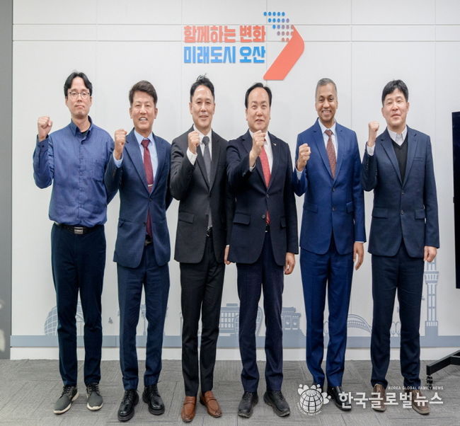 (왼쪽 두 번째부터) 박광선 어플라이드 머티어리얼즈 코리아 대표, 이권재 오산시장, 사티시 쿠푸라오 어플라이드 머티어리얼즈 반도체 운영 총괄 부사장 등이 어플라이드 컬래버레이션 센터 코리아 부지에서 현장점검 후 기념촬영을 하고 있다.