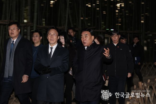 김민석 국무총리가 19일 무장애 관광수용태세 점검차 울산시 중구 태화강 국가정원을 방문, 김두겸 울산시장과 십리대숲길을 걷고 있다.