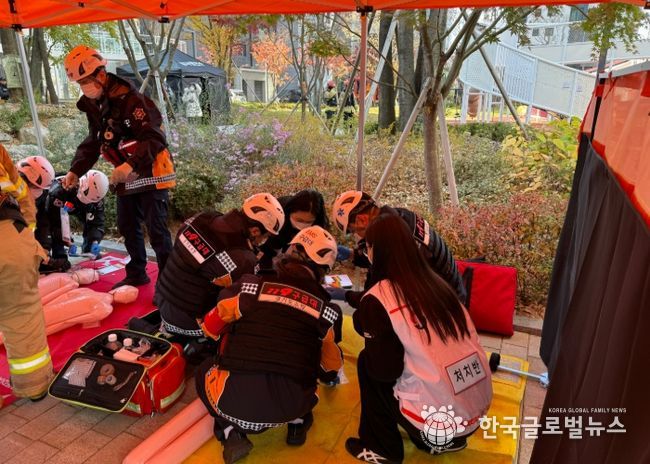 지난 19일 트리우스광명(광명시 광이로 95)에서 '대형화재 재난상황 대응 및 다수사상자 구급대응 합동훈련'이 진행되고 있다.