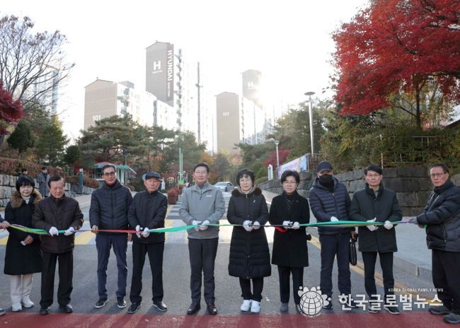 19일 교동마을 현대홈타운 정문에서 이상일 시장과 시 관계자, 입주민들이 진출입로 준공 기념 테이프커팅을 하고 있다
