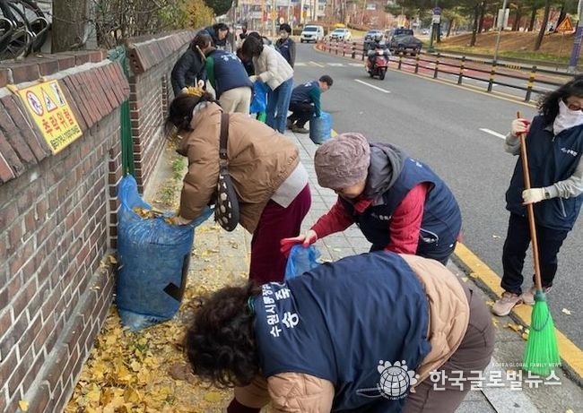 수원시 장안구 송죽동, 주민 안전과 환경 개선 위한 이면도로 낙엽 청소