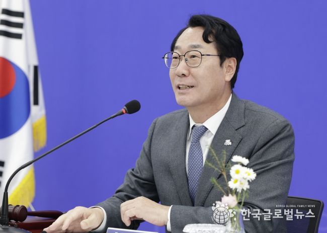 정명근 화성특례시장이 대한민국특례시시장협의회장 자격으로 회의를 주재하고 있다