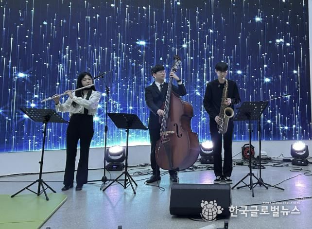 22일 열린 무봉산자연휴양림 별빛콘서트에서 '온음'이 공연하고 있다