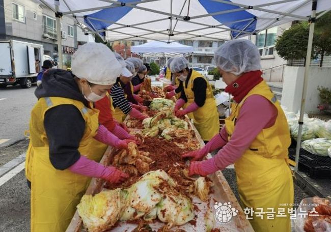 수원 징검다리봉사단, 수원시 장안구 정자2동에서 김장 김치 담그기 행사