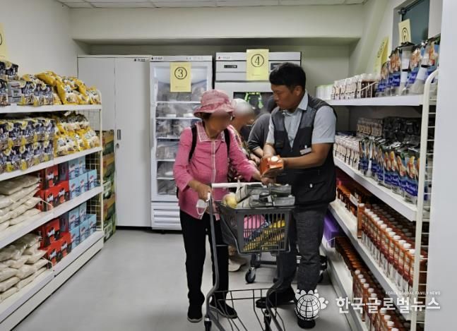 '그냥드림' 시범 사업장으로 선정된 광명푸드뱅크마켓 센터에서 취약계층에 식품을 지원하고 있는 모습