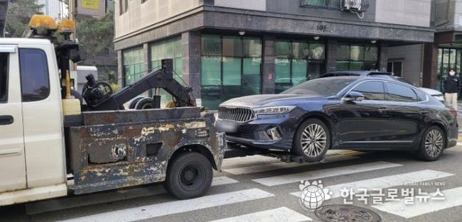 24일 경기도 조세정의과와 함께 고액·상습 지방세 체납자를 대상 가택수색으로 압류한 자동차