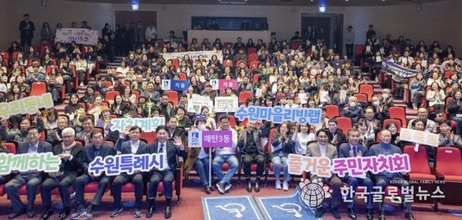 행사 참석자들이 단체 사진을 촬영하고 있다.