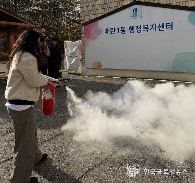수원특례시 영통구 매탄1동 행정복지센터는 지난 26일 오전 10시, 겨울철 화재 위험이 높아지는 시기를 대비해 청사 내 소방안전 대응력을 집중 점검하는 자체 소방훈련을 실시했다.