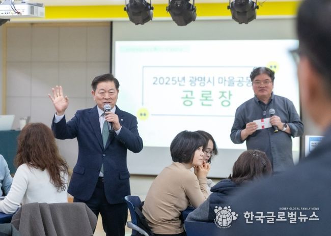 박승원 광명시장이 27일 하안도서관 대강당에서 개최한 '2025년 마을공동체 동상일몽 통(通)하는 날 활동공유회'에 참석해 마을공동체원과 소통하고 있다.
