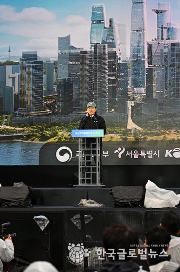 오세훈 서울시장이 27일 용산구 철도정비창 일대에서 열린 '용산국제업무지구 기공식'에서 기념사하고 있다.