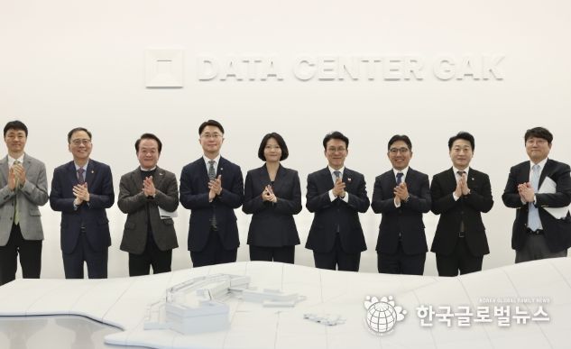 김민석 국무총리가 27일 세종 행복대로 네이버데이터센터 각 세종에서 열린 현장 간담회를 주재하고 있다.