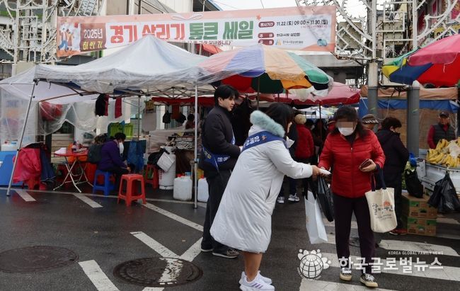 경상원이 여주한글시장을 방문한 도민들에게 '통큰 세일' 홍보물을 나눠주고 있다.