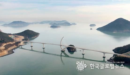 여수와 고흥을 연결하는 해상교량을 달리는 ‘2025 여수일레븐브리지마라톤’이 올해 제1회 대회로 오는 29일 첫선을 보인다.