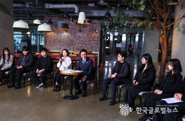 김민석 국무총리가 28일 대전 충남대학교에서 열린'미래대화 1·2·3#청년금융' 제5차 K-토론나라에서 고졸 청년 대출금리 및 청년미래적금 등과 관련한 청년들의 제안을 경청하고 있다.