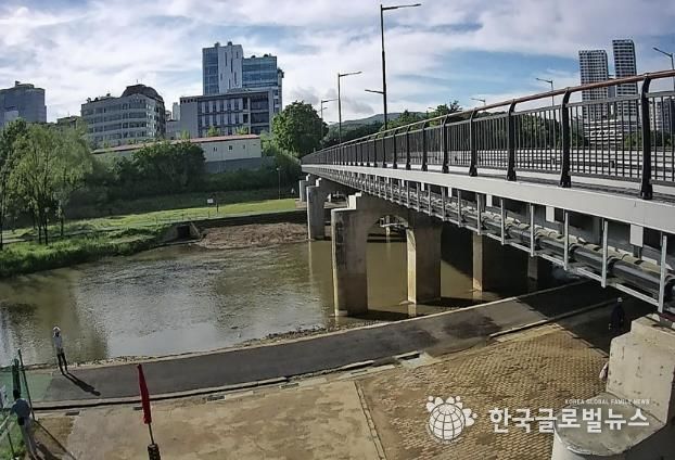 보도교 신설 및 차도부 재포장을 완료한 서현교 현장 사진