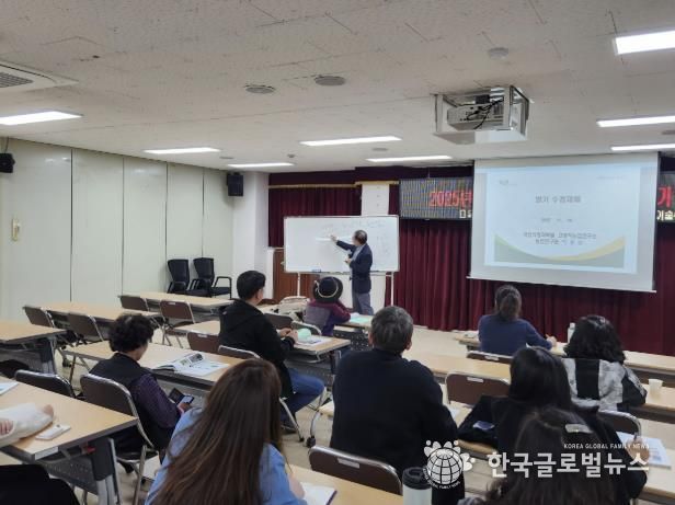 이종남 연구관의 재배기술 교육을 듣고 있다