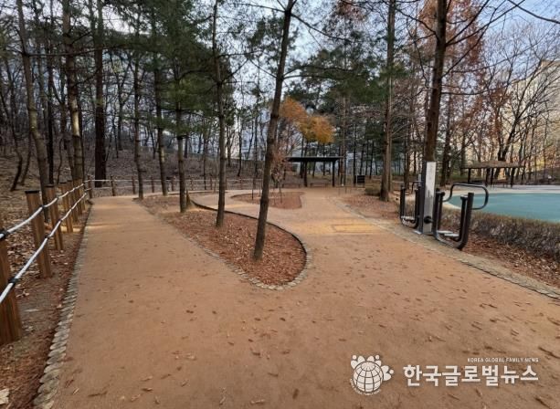 새롭게 단장한 용인특례시 기흥구 보정동에 있는 '큰솔근린공원 맨발길'