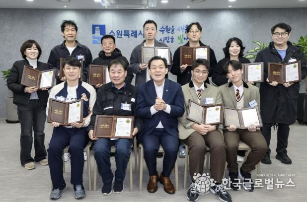 이재준 수원시장과 모범시민 표창을 받은 시민들이 기념촬영을 하고 있다.