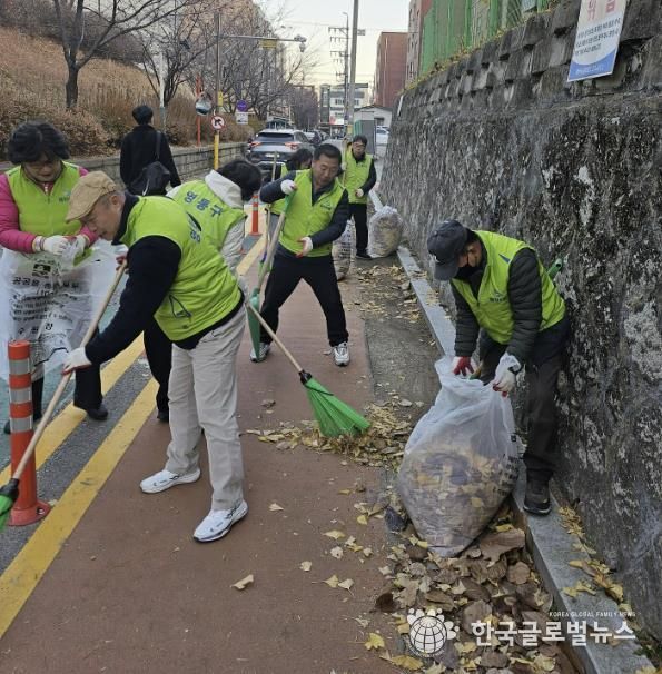 수원시 영통구 자유총연맹 매탄4동 위원회 가을맞이 낙엽청소!!
