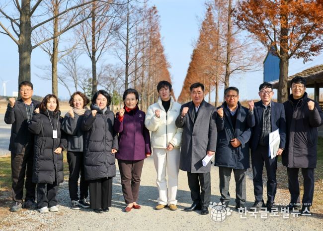 안산시의회 문화복지위원회가 지난 2일 대부바다향기테마파크를 방문해 현장활동을 벌이고 있는 모습.