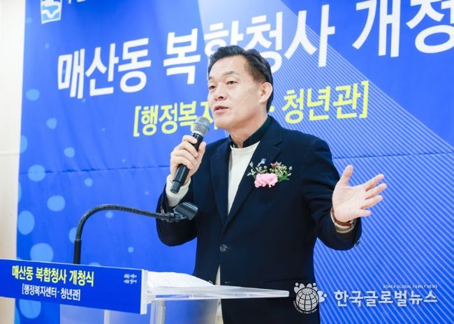 이재준 시장이 기념사를 하고 있다.