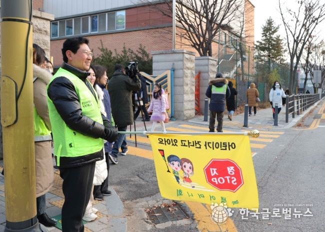 이상일 용인특례시장은 3일 대현초를 방문해 교통지도 봉사를 진행했다