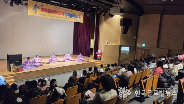 다문화 가족 동아리 및 자조모임 회원들이 함께하고 있다.