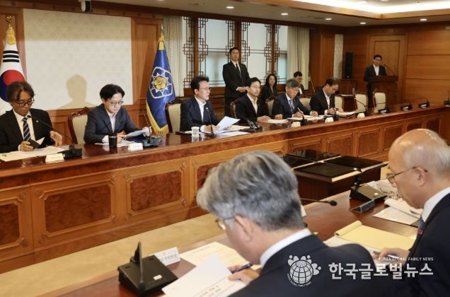 김민석 국무총리가 3일 세종대로 정부서울청사에서 열린 노동안전 현안 점검회의를 주재하고 있다.