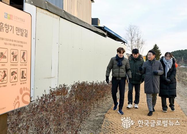 김동근 시장이 12월 3일 금오동 자일천변에 조성된 맨발길을 점검하고 있다.