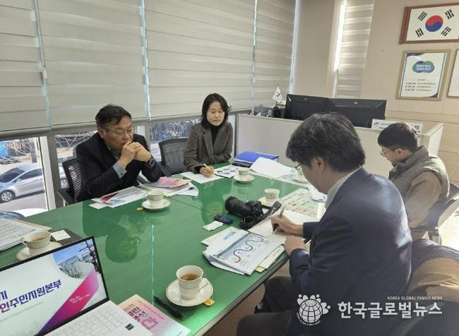 이억배 외국인주민지원본부장(왼쪽 첫번째)이 4일 안산시외국인주민지원본부를 방문한 아사히신문 기자들에게 외국인정책에 대해 설명하고 있다.