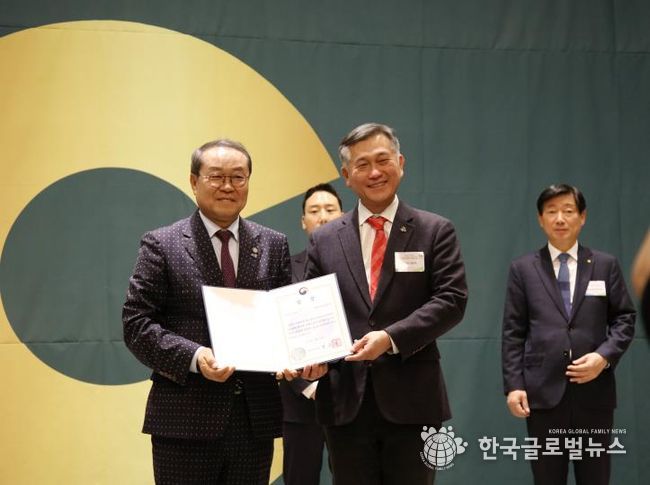 허숭 안산도시공사 사장이 4일 안산 엠블던 호텔에서 열린 ‘2025 경기도 지역사회공헌 인정의 날’에서 강기태 경기도사회복지협의회장(왼쪽)으로부터 2025년 지역사회공헌 인정제 보건복지부 장관상을 받고 있다.