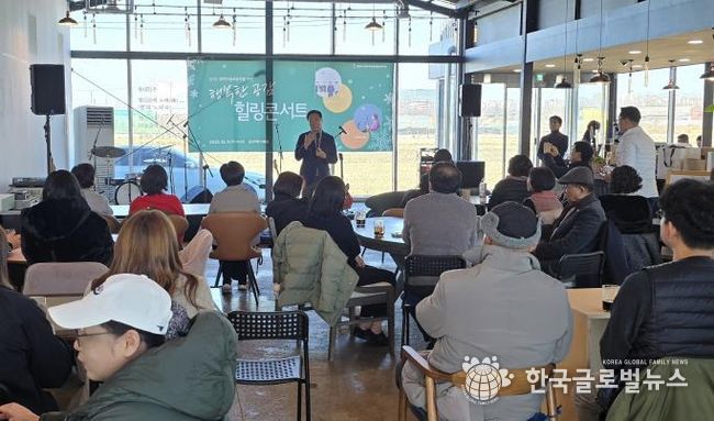 정장선 시장이 행복한 공감 힐링콘서트에 참석한 아파트 공동체 주민들에게 인사말을 하고 있다.