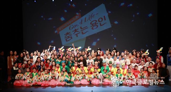 이상일 용인특례시장이 6일 용인시평생학습관 큰어울마당에서 열린 ‘용인시무용아카데미 작품발표회’에서 수강생들과 기념사진 촬영을 하고 있다