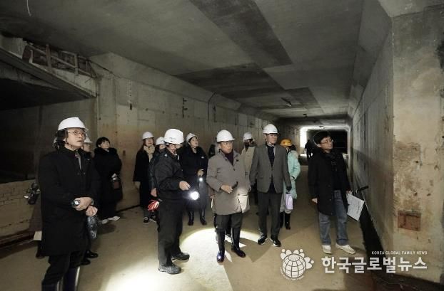 구미동 성남물빛정원 지하 공동구 활용도를 찾기 위해 진행 중인 시민 탐사대 프로그램에 참여 중인 신상진 성남시장