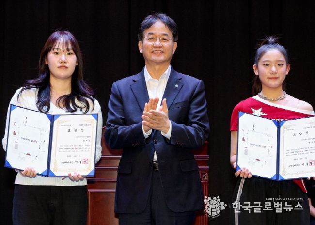 이동환 고양시장과 모범 청소년 치어리더 표창장 수상 기념촬영