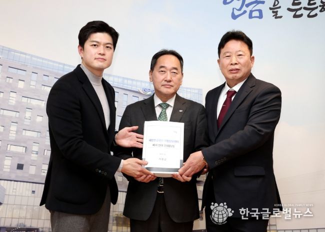 서태원 가평군수(사진 맨 오른쪽)와 김용태 국회의원(사진 맨 왼쪽)이 8일 전북 전주에 위치한 국민연금공단 본사를 방문해 김태현 이사장에게 ‘국민연금공단의 가평상담센터 폐쇄 반대 건의문’을 직접 전달하고 있다.