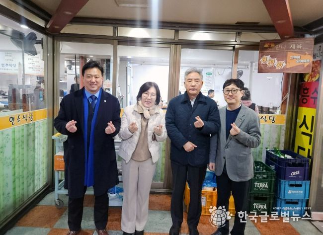 군포시의회 의원들은 9일 ‘군포시 착한가격업소’ 이용 활성화를 위해 산본로데오거리 내 현주식당을 찾아 점심을 했다.