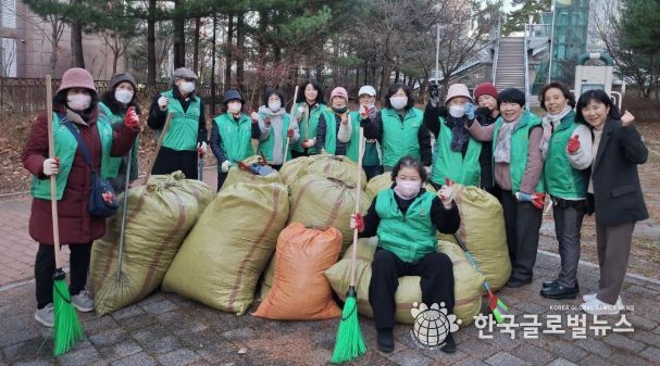 광명시 소하1동 새마을지도자협의회와 새마을부녀회는 지난 8일 주민의 안전과 쾌적한 보행 환경 조성을 위해 구름산초등학교 후문과 운산고등학교 등교길 일대에서 환경정화 활동을 진행했다.