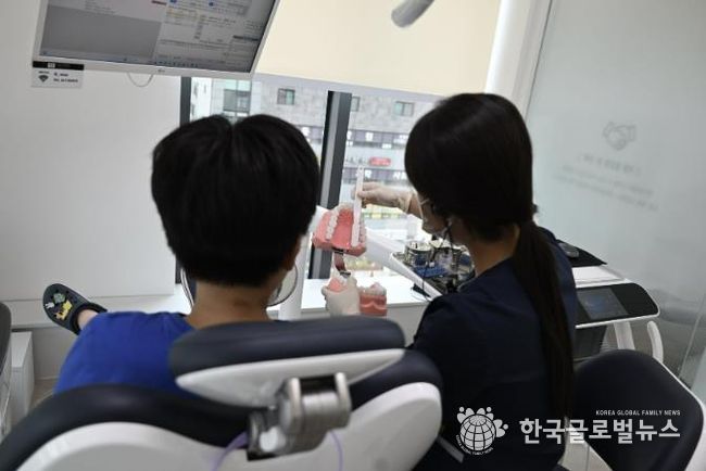 '치과주치의' 성남시 초교 4학년생이 올바른 칫솔질에 관한 설명을 듣고 있다