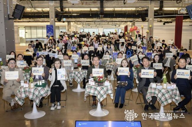 이재준 수원시장과 ‘2025 같이 가치, 협치 톡톡’ 참가자들과 함께하고 있다.