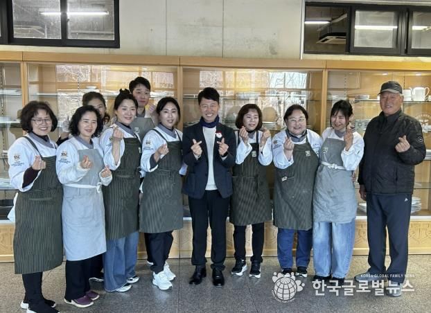 수원과학대학교 남방애동아리가 9일 저소득층을 위한 반찬나눔 봉사활동을 하고 기념 촬영을 하고 있다