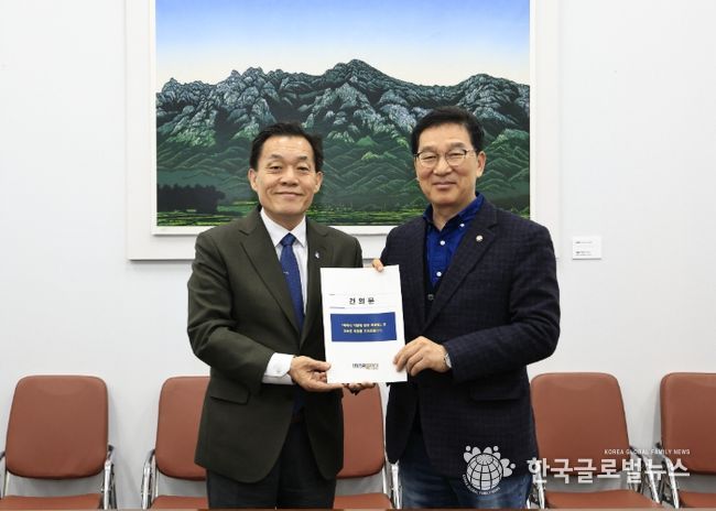 이재준 수원시장(왼쪽)이 신정훈 국회 행정안전위원장에게 건의문을 전달하고 있다.